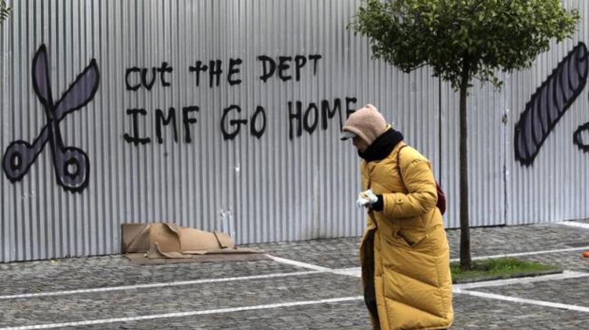 Bloomberg: Το μεγάλο λάθος του ΔΝΤ στην Ελλάδα